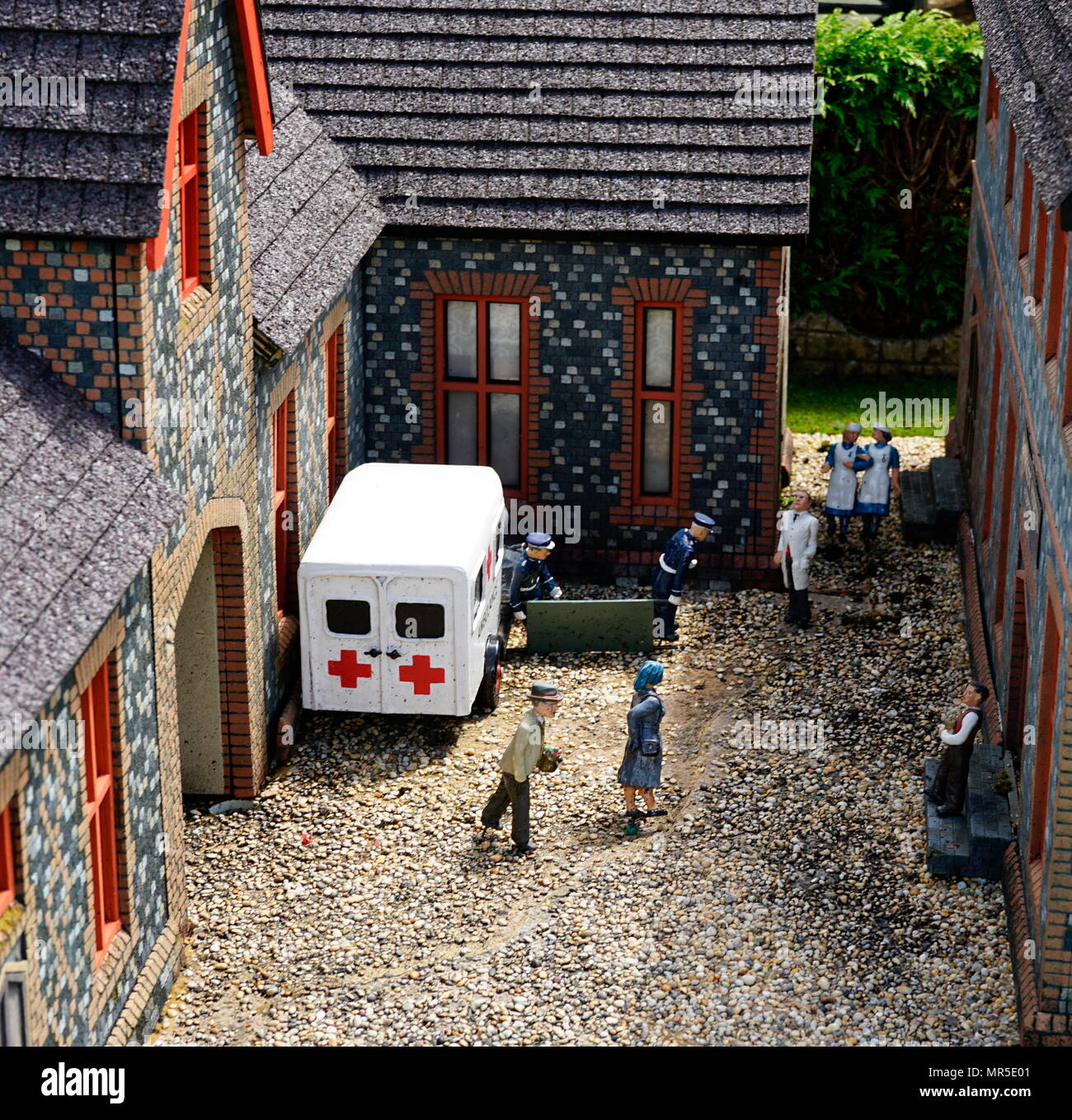 Vintage prospettiva sul settore sanitario nei primi giorni del servizio sanitario nazionale. dell'ospedale locale, nel modello di villaggio a Bekonscot, Buckinghamshire, Inghilterra, il più antico villaggio di modello nel mondo. Foto Stock
