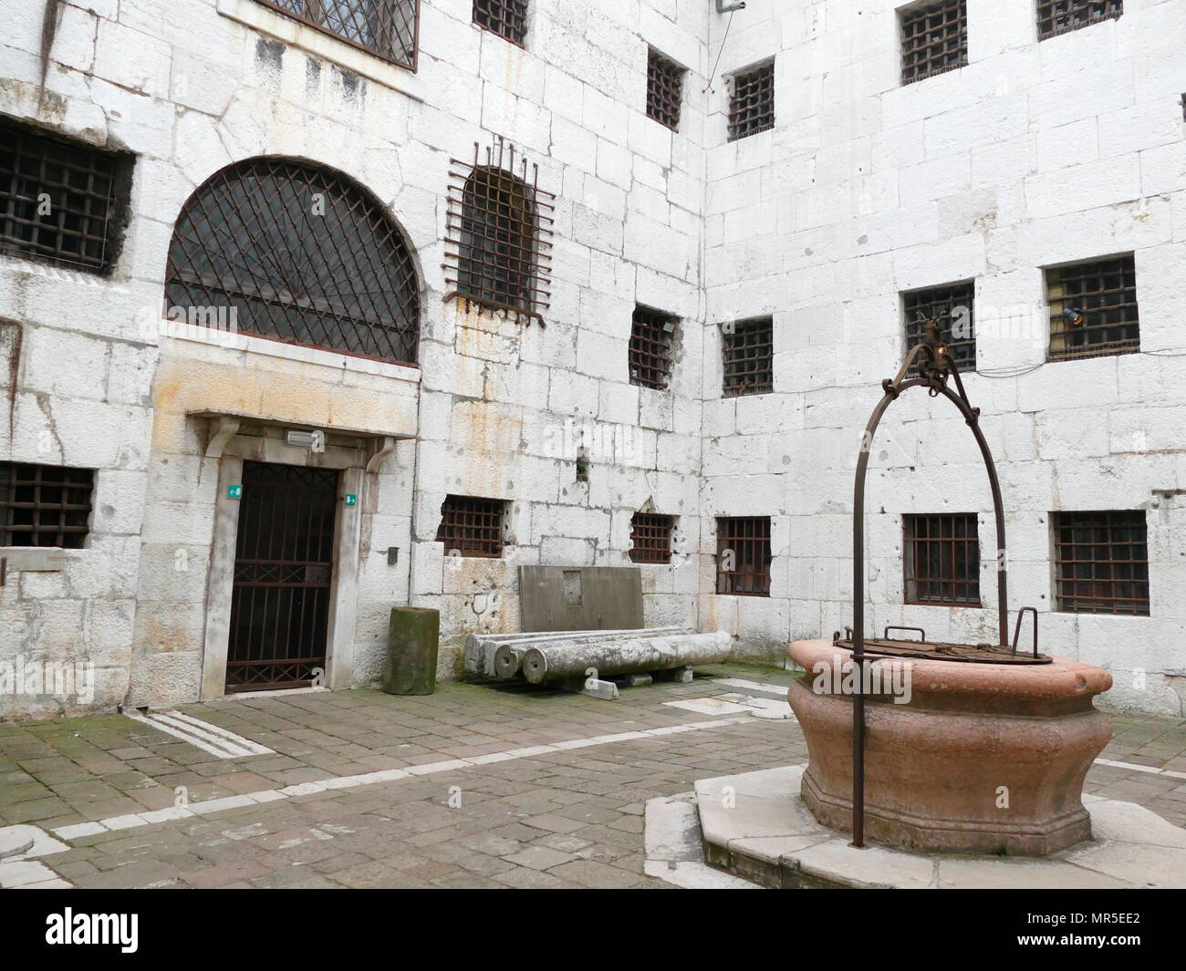 Cellule in nuove prigioni, accanto al Palazzo del Doge di Venezia, Italia. costruite lungo il Rio de Palazzo dal palazzo degli inizi del XVII secolo. Le nuove prigioni erano collegati alle antiche prigioni dalla fotografatissima Ponte dei Sospiri. Foto Stock