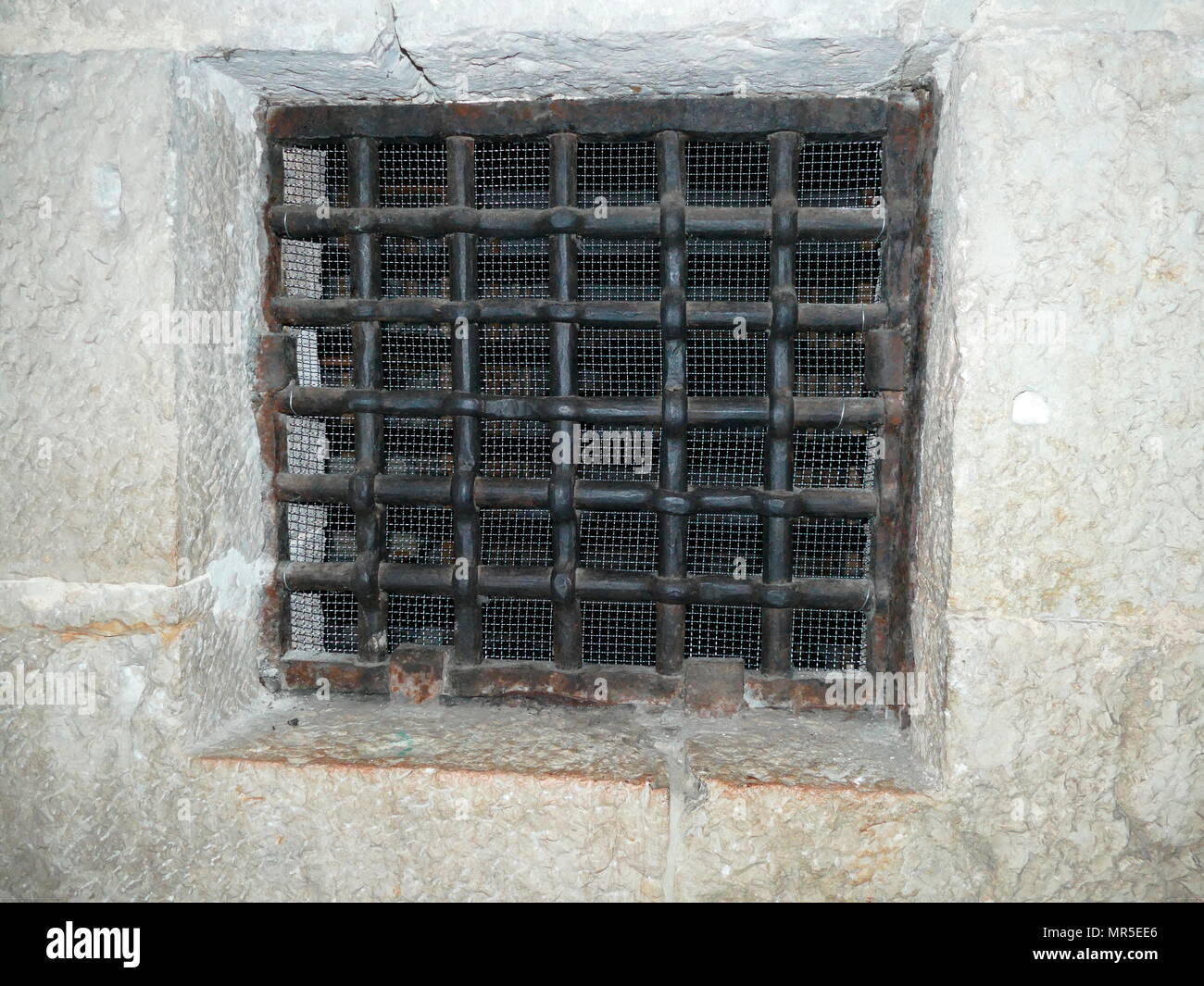 Cellule in nuove prigioni, accanto al Palazzo del Doge di Venezia, Italia. costruite lungo il Rio de Palazzo dal palazzo degli inizi del XVII secolo. Le nuove prigioni erano collegati alle antiche prigioni dalla fotografatissima Ponte dei Sospiri. Foto Stock