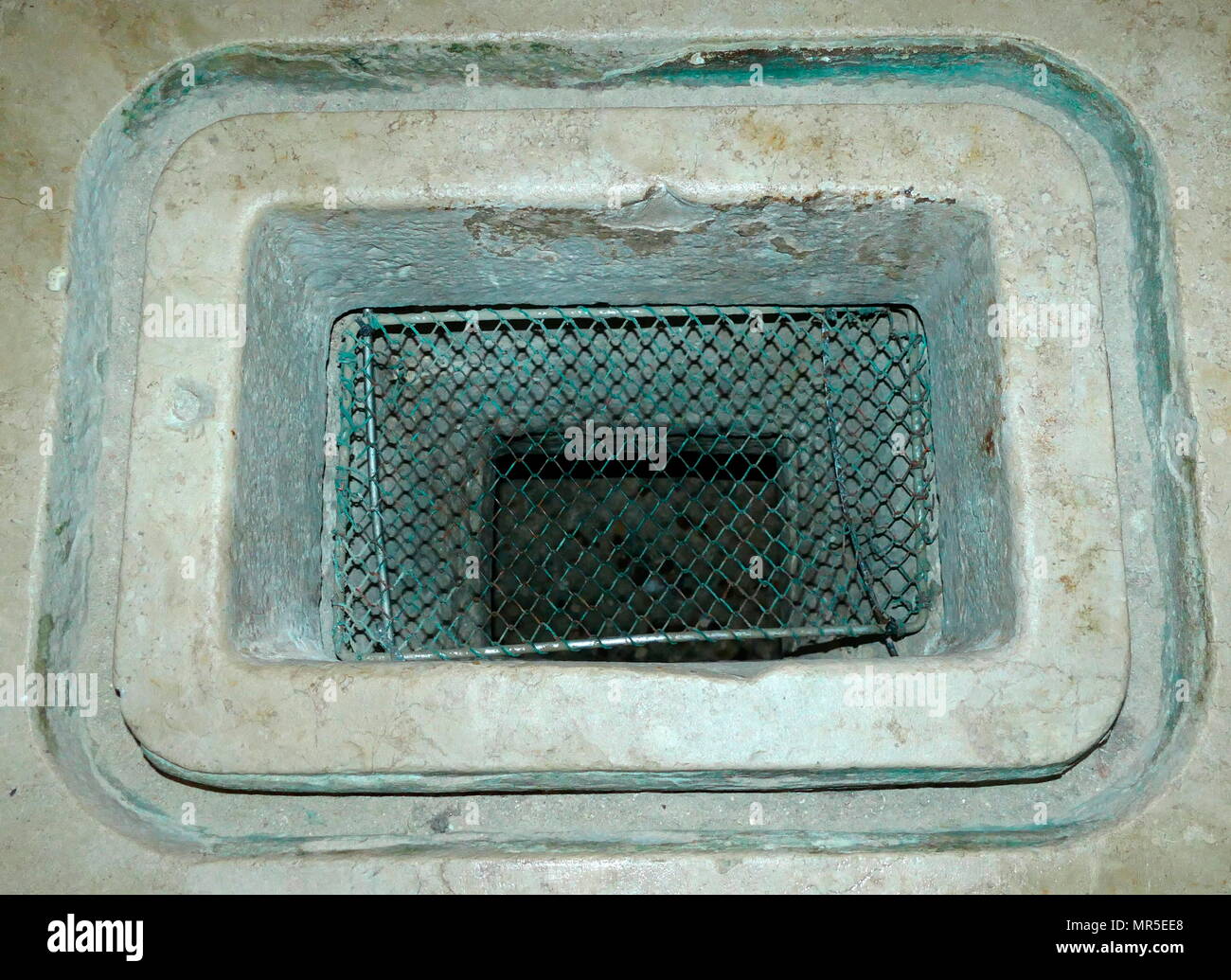 Latrina utilizzato dai prigionieri in cellule in nuove prigioni, accanto al Palazzo del Doge di Venezia, Italia. costruite lungo il Rio de Palazzo dal palazzo degli inizi del XVII secolo. Le nuove prigioni erano collegati alle antiche prigioni dalla fotografatissima Ponte dei Sospiri. Foto Stock