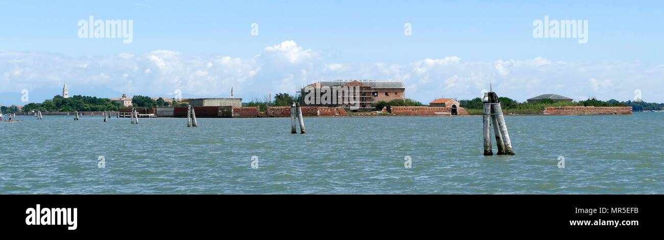 Il abbandonato Poveglia isola, al di fuori di Venezia e della Laguna Veneta è diventata un rifugio di quarantena per gli appestati e più tardi una fortezza la protezione di Venezia Foto Stock