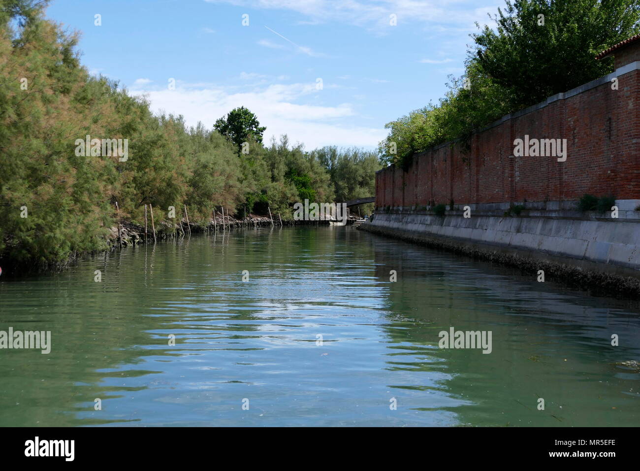 Il abbandonato Poveglia isola, al di fuori di Venezia e della Laguna Veneta è diventata un rifugio di quarantena per gli appestati e più tardi una fortezza la protezione di Venezia Foto Stock