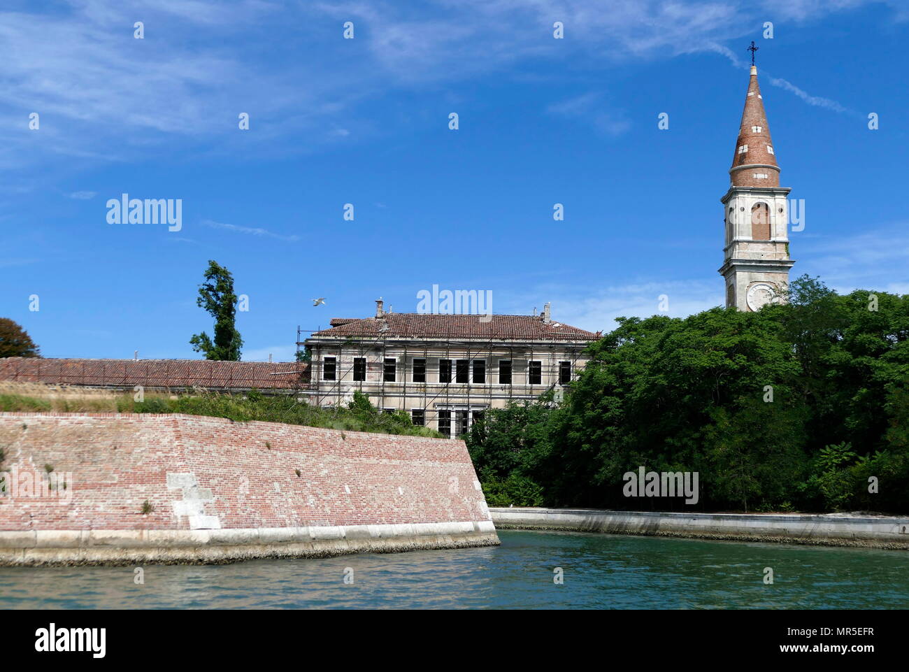 Il abbandonato Poveglia isola, al di fuori di Venezia e della Laguna Veneta è diventata un rifugio di quarantena per gli appestati e più tardi una fortezza la protezione di Venezia Foto Stock