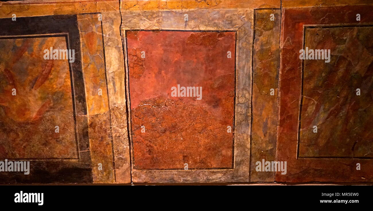 Roman British parete dipinta da una ricca casa trovata presso Verulamium, a sud-ovest della città moderna di St Albans nello Hertfordshire, Gran Bretagna. L'insediamento romano fu concesso il rango di municipium intorno ad 50. Verulamium conteneva un forum, basilica e un teatro Foto Stock