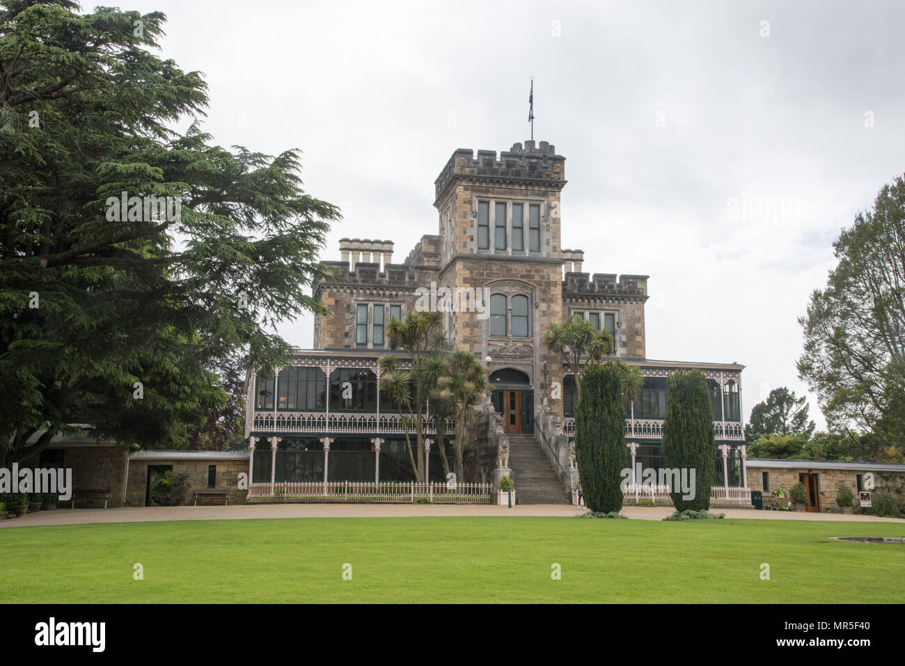 Dunedin, Otago, Nuova Zealand-December 12,2016: Castello Larnach, castello di simulazione di attrazione turistica, con architettura gotica a Dunedin, Nuova Zelanda Foto Stock