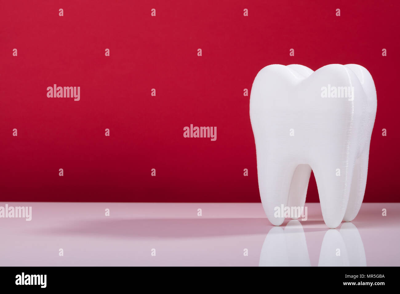 Orale sano dentale dente bianco su sfondo grigio Foto Stock