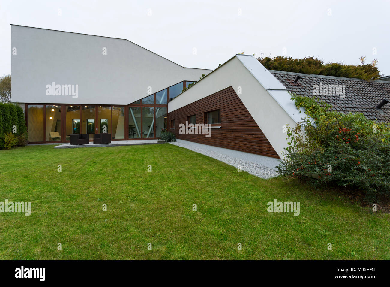 Villa futuristico esterno con terrazza giardino e prato Foto Stock