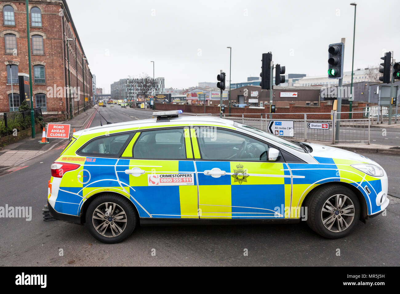 Blocco stradale. Auto della Polizia bloccare una strada impediscono l'entrata, Nottingham, Inghilterra, Regno Unito Foto Stock