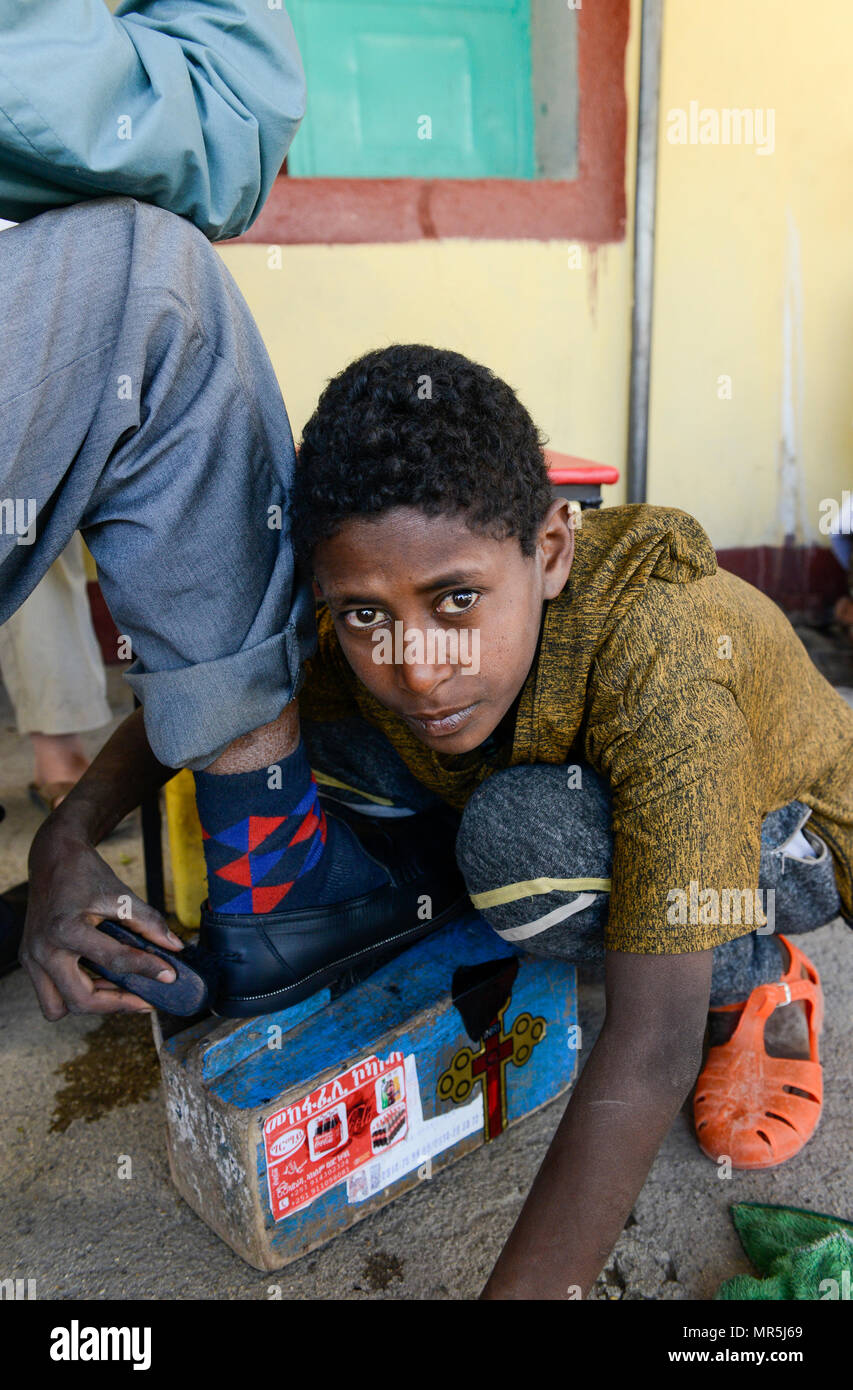 L' ETIOPIA Tigray, Adwa o Adua, ragazzo scarpe polacco con il suo lustrascarpe scatola di legno / AETHIOPIEN, Tigray, Adwa, Junge putzt Schuhe Foto Stock