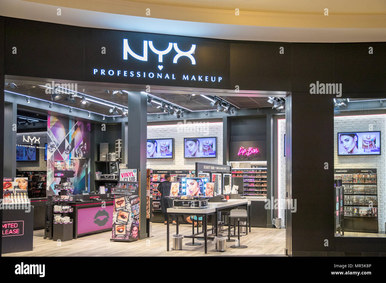 Philadelphia, Pennsylvania, 21 Maggio 2018: NYX trucco professionale negozio di fronte, prodotti cosmetici e display interno da ingresso. Foto Stock