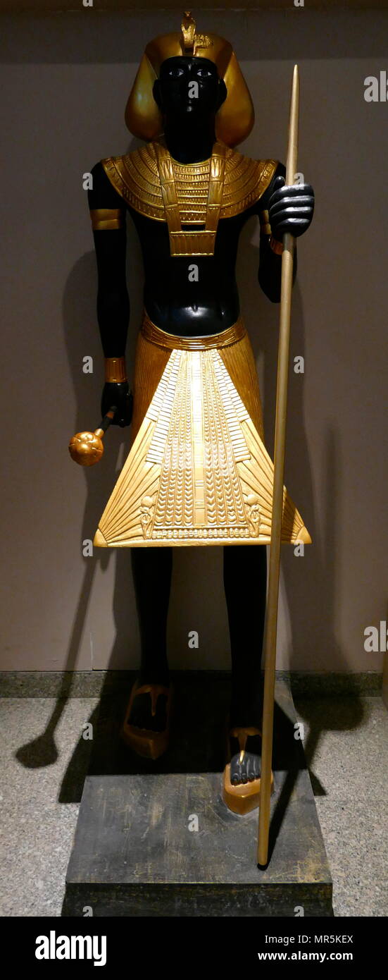 Replica di uno di legno dorato custode statue dal re Tutankhamon la camera di sepoltura. Tutankhamon è stato un faraone Egizio della XVIII dinastia (governata c. 1332-1323 BC), durante il periodo della storia egiziana conosciuta come il nuovo regno Foto Stock