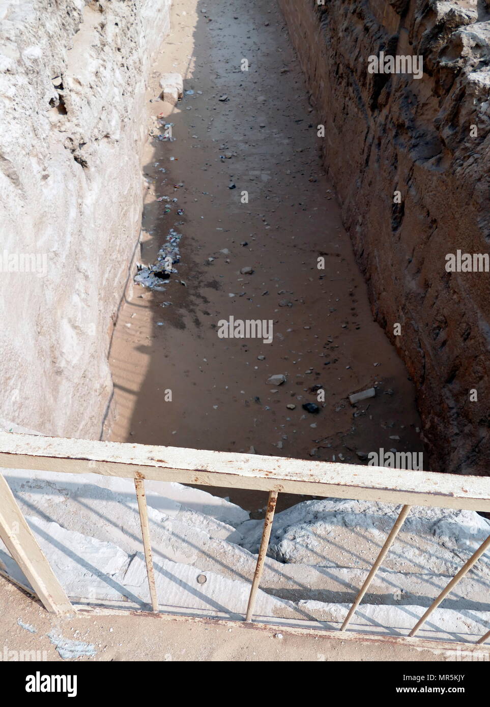 Barca solare pit, piramidi di Giza Plateau, Egitto, costruita per tenere la nave Khufu, solare (nave), dall'antico Egitto, è stato sigillato in una buca nella Piramide di Giza complesso, ai piedi della Grande Piramide di Giza, intorno al 2500 A.C. La nave è ora conservato in Giza barca solare museo. La nave era quasi certamente costruito per Khufu (Re Cheope), la seconda il faraone della IV dinastia del Vecchio Regno d'Egitto. Foto Stock