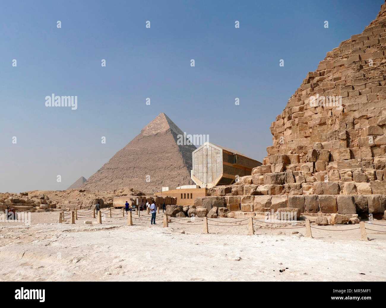 Barca di Ra (barca solare) museo accanto alla Piramide di Khafre o di Chephren, è il secondo più alto e la seconda più grande delle antiche piramidi egiziane di Giza e la tomba del faraone Fourth-Dynasty Khafre (Chephren), che hanno governato da c. 2558 a 2532 BC Foto Stock