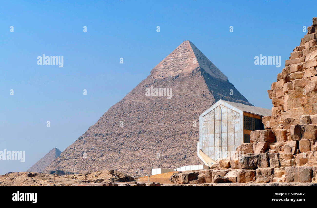 Barca di Ra (barca solare) museo accanto alla Piramide di Khafre o di Chephren, è il secondo più alto e la seconda più grande delle antiche piramidi egiziane di Giza e la tomba del faraone Fourth-Dynasty Khafre (Chephren), che hanno governato da c. 2558 a 2532 BC Foto Stock