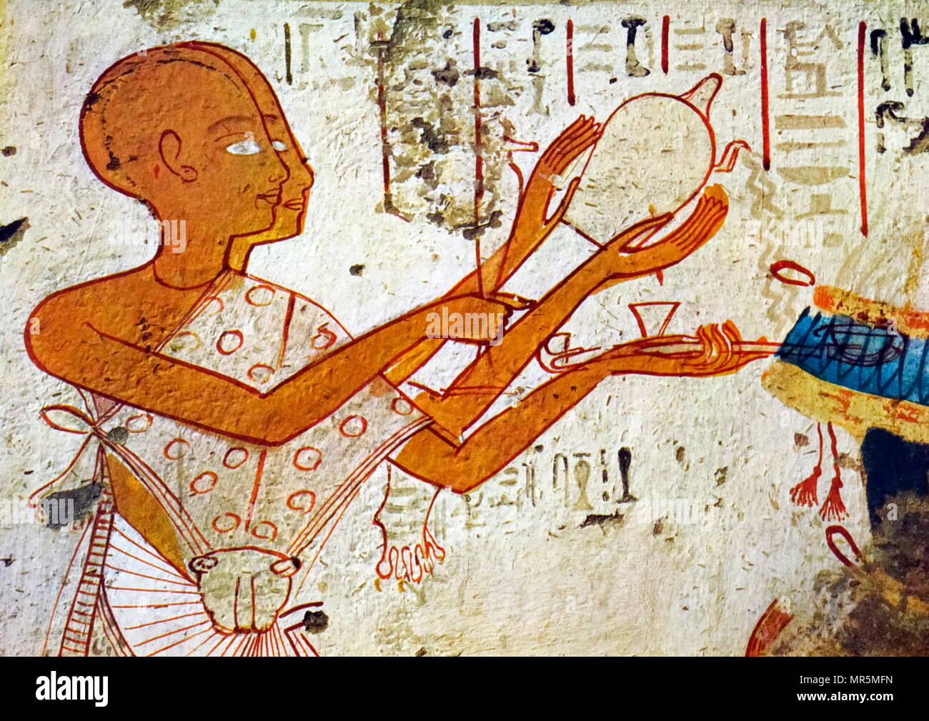 Sacerdote vestito in pelle di leopardo, eseguire riti di purificazione. Pittura murale dall'Theban Tomba di Userhat, il Royal Scribe. Esso fa parte della necropoli tebana, situato sulla sponda occidentale del Nilo di fronte a Luxor. La tomba è il luogo di sepoltura di Userhat un antico egiziano, ufficiale durante la XVIII Dinastia re Amenofi II Foto Stock