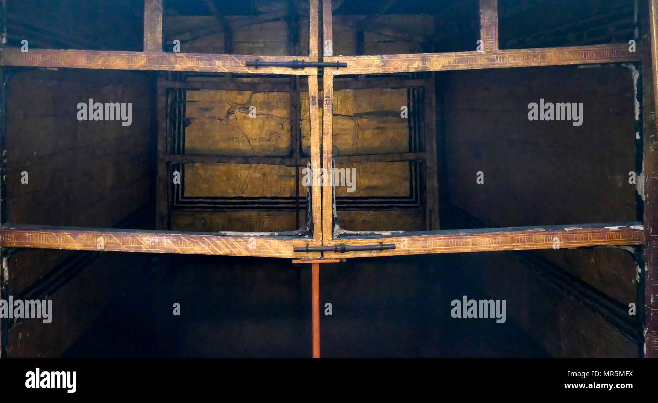 Cappella funeraria trovata in Tutankhamon la tomba nella Valle dei Re (KV62). Questi contenuti il faraone sarcofago. Era fatto di legno e decorata con oro. Tutankhamon è stato un faraone Egizio della XVIII dinastia (governata c. 1332-1323 BC Foto Stock