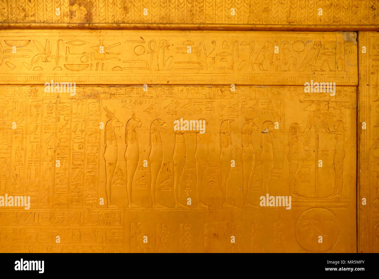 Cappella funeraria trovata in Tutankhamon la tomba nella Valle dei Re (KV62). Questi contenuti il faraone sarcofago. Era fatto di legno e decorata con oro. Tutankhamon è stato un faraone Egizio della XVIII dinastia (governata c. 1332-1323 BC Foto Stock