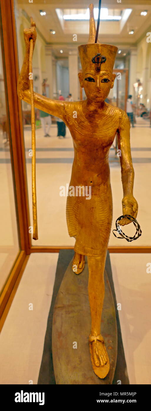 Statua dorata di re Tutankhamon in piedi con una lancia su una canna galleggiante. Dalla sua tomba. 1323 BC. Xviii dinastia, Nuovo Regno Foto Stock