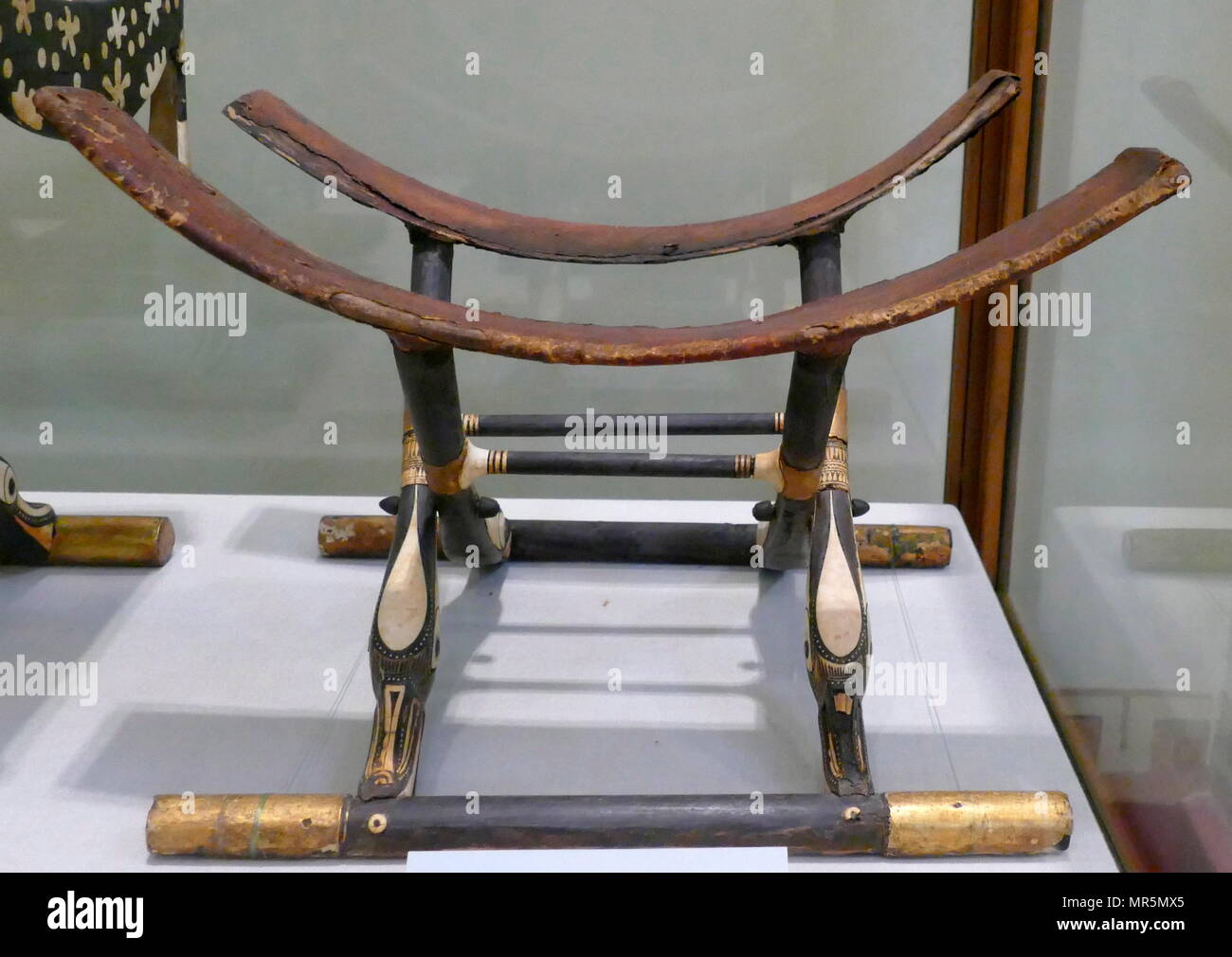 Sgabelli Con Gambe In Legno : Sgabello con gambe a forma di teste anatra. ebano legno pelle oro