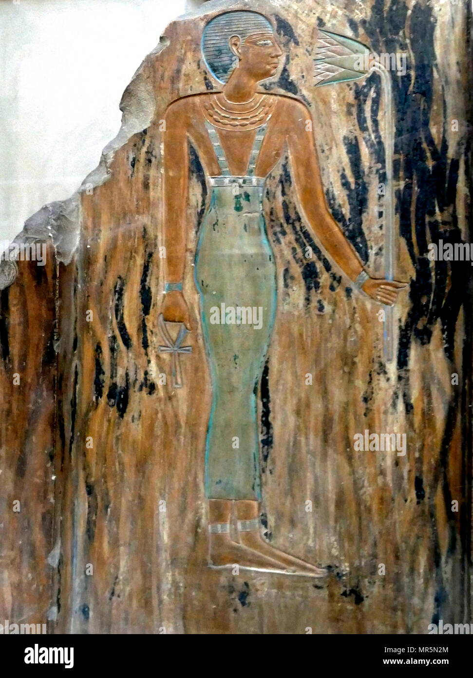 In calcare dipinto a rilievo, dal Santuario della Principessa Ashayt, una delle mogli del re Mentuhotep II, il fondatore della XI dinastia. Ha tenuto numerosi titoli come: re della moglie amata e sacerdotessa di Hathor. Regno di mezzo; XI dinastia; Deir Bahari, Tempio di Nebhepetre Mentuhotep II (regnò c. 2061 BC - 2010 BC) era un faraone della XI dinastia che regnò per 51 anni. Intorno alla sua XXXIX anno sul trono egli riunita Egitto, chiudendo così il primo periodo intermedio. Di conseguenza, egli è considerato il primo faraone del Regno di Mezzo. Foto Stock