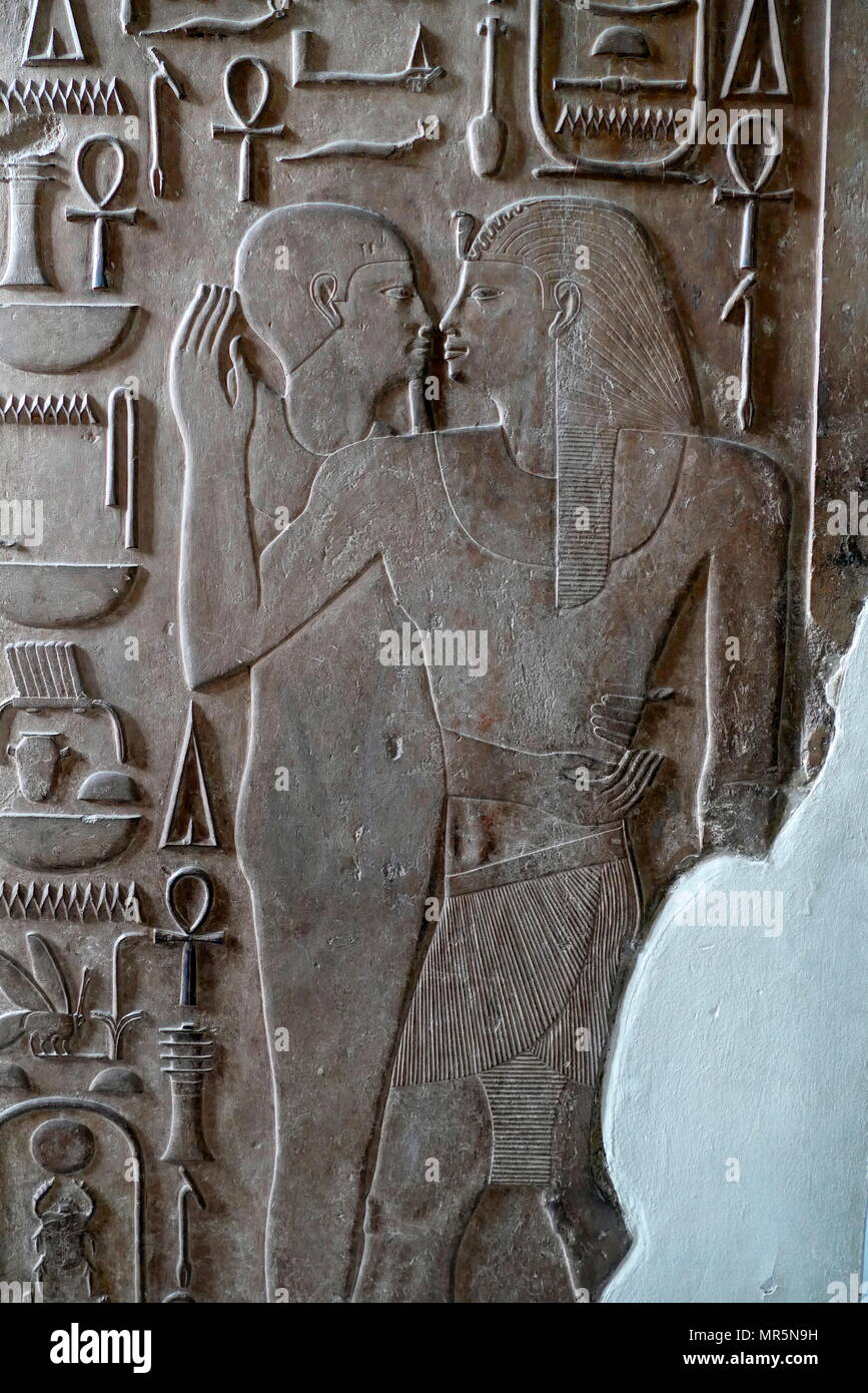Il dio Ptah abbraccia re Senwosret I. da un rilievo sul pilastro di Sesostris I; Faraone della XII dinastia, 1971 - 1929 BC. Da una cappella presso il Tempio di Sesostris I, a Karnak, ora esposti al Museo Egizio del Cairo. Foto Stock