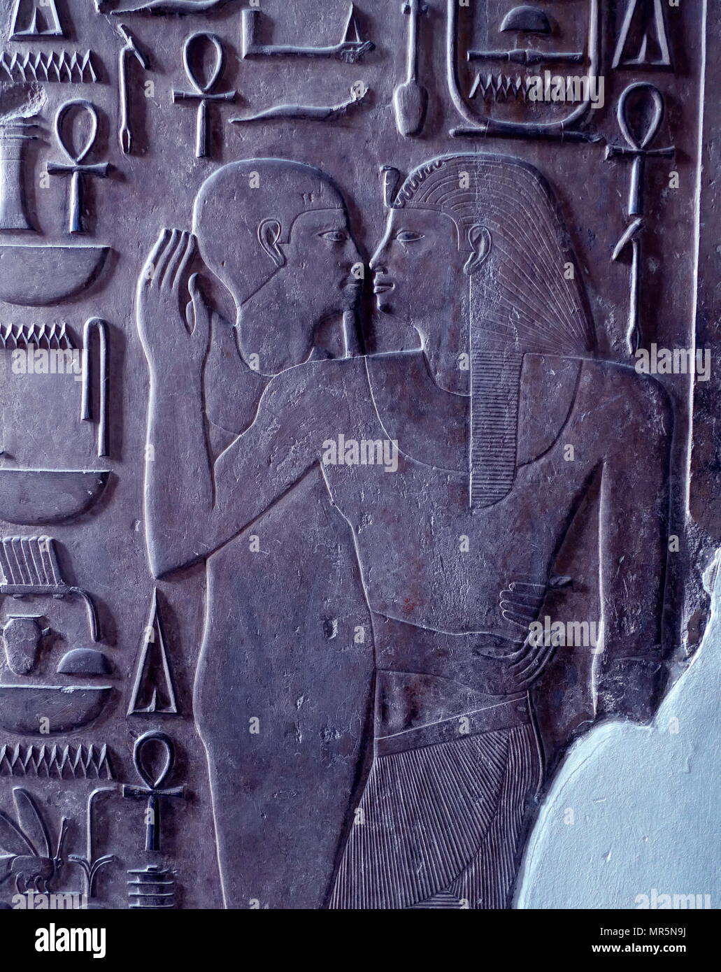 Il dio Ptah abbraccia re Senwosret I. da un rilievo sul pilastro di Sesostris I; Faraone della XII dinastia, 1971 - 1929 BC. Da una cappella presso il Tempio di Sesostris I, a Karnak, ora esposti al Museo Egizio del Cairo. Foto Stock