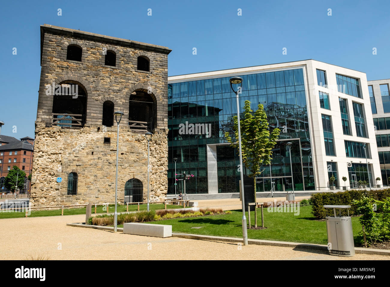 Luogo di Wellington, sito della vecchia stazione ferroviaria e nuovi edifici per uffici a Leeds, West Yorkshire Foto Stock