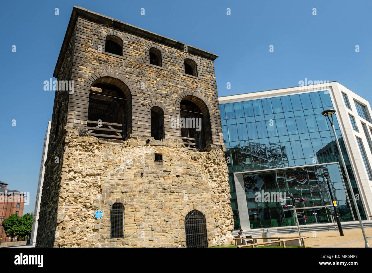 Luogo di Wellington, sito della vecchia stazione ferroviaria e nuovi edifici per uffici a Leeds, West Yorkshire Foto Stock