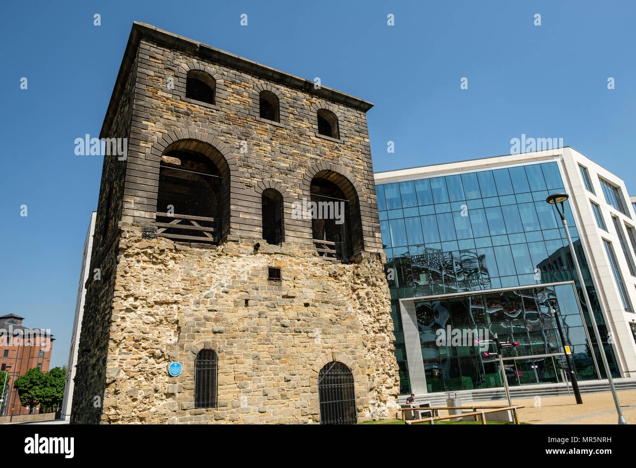 Luogo di Wellington, sito della vecchia stazione ferroviaria e nuovi edifici per uffici a Leeds, West Yorkshire Foto Stock