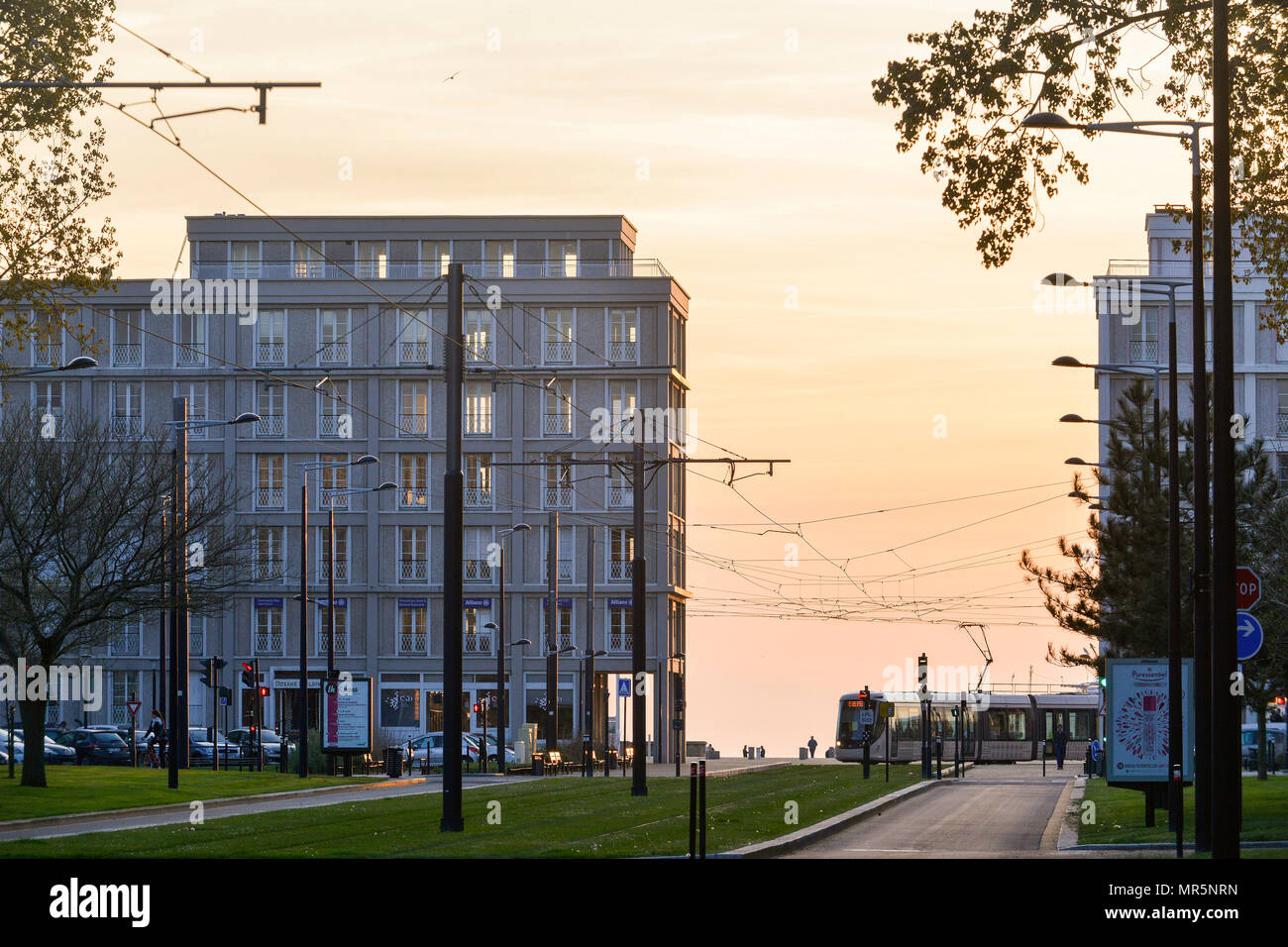 Le Havre (Normandia, a nord ovest della Francia): city gate 'Porte Oceane" (dall'architetto Perret), due torri e due bassi edifici che simboleggia il transi Foto Stock
