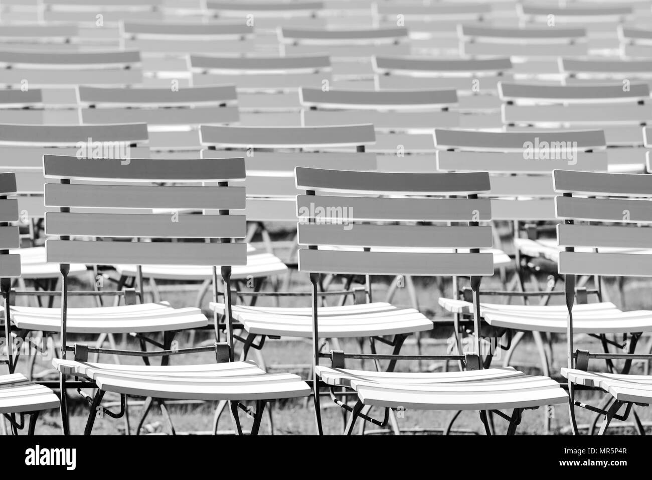 Sedia bianca righe in un parco termale in bianco & nero luce media Foto Stock