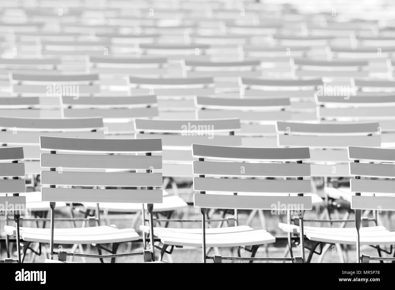 Sedia bianca righe in un parco termale in bianco & nero brillante luce Foto Stock