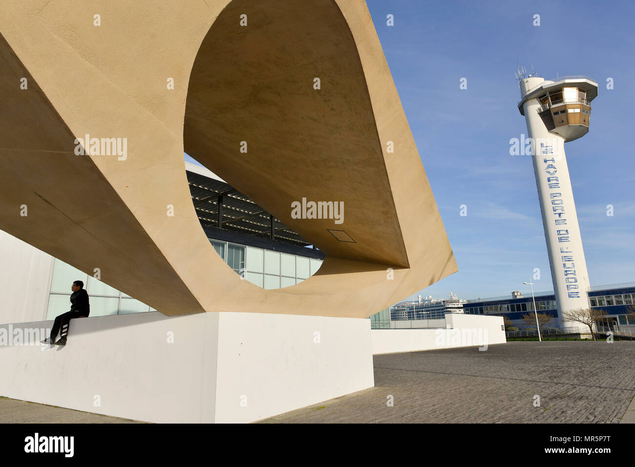 Le Havre (Normandia, a nord ovest della Francia): SEGNALE, una scultura di Henri-Georges Adam davanti al Museo MuMa ('Musee d'Art moderne Andre Malraux") Foto Stock