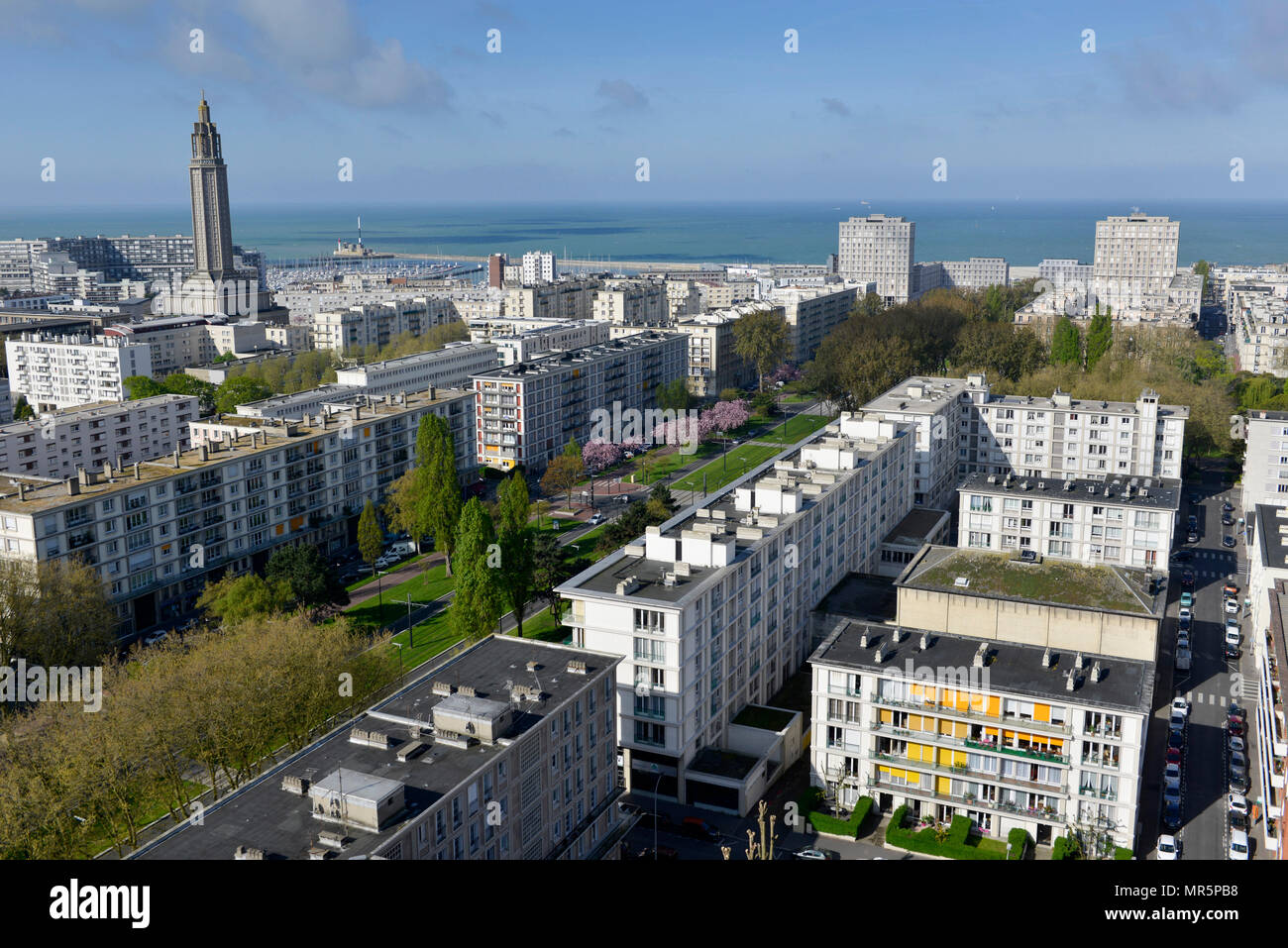 Le Havre (Normandia, a nord ovest della Francia): Avenue Foch con la city gate 'Porte Oceane" in background. Sulla sinistra, San Giuseppe Chiesa, edificio Foto Stock