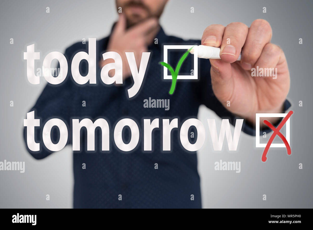 Uomo con penna scegliendo tra oggi e domani contro la procrastinazione concept Foto Stock