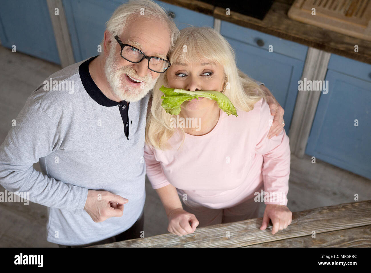 Coppia di anziani divertendosi in cucina. Foto Stock