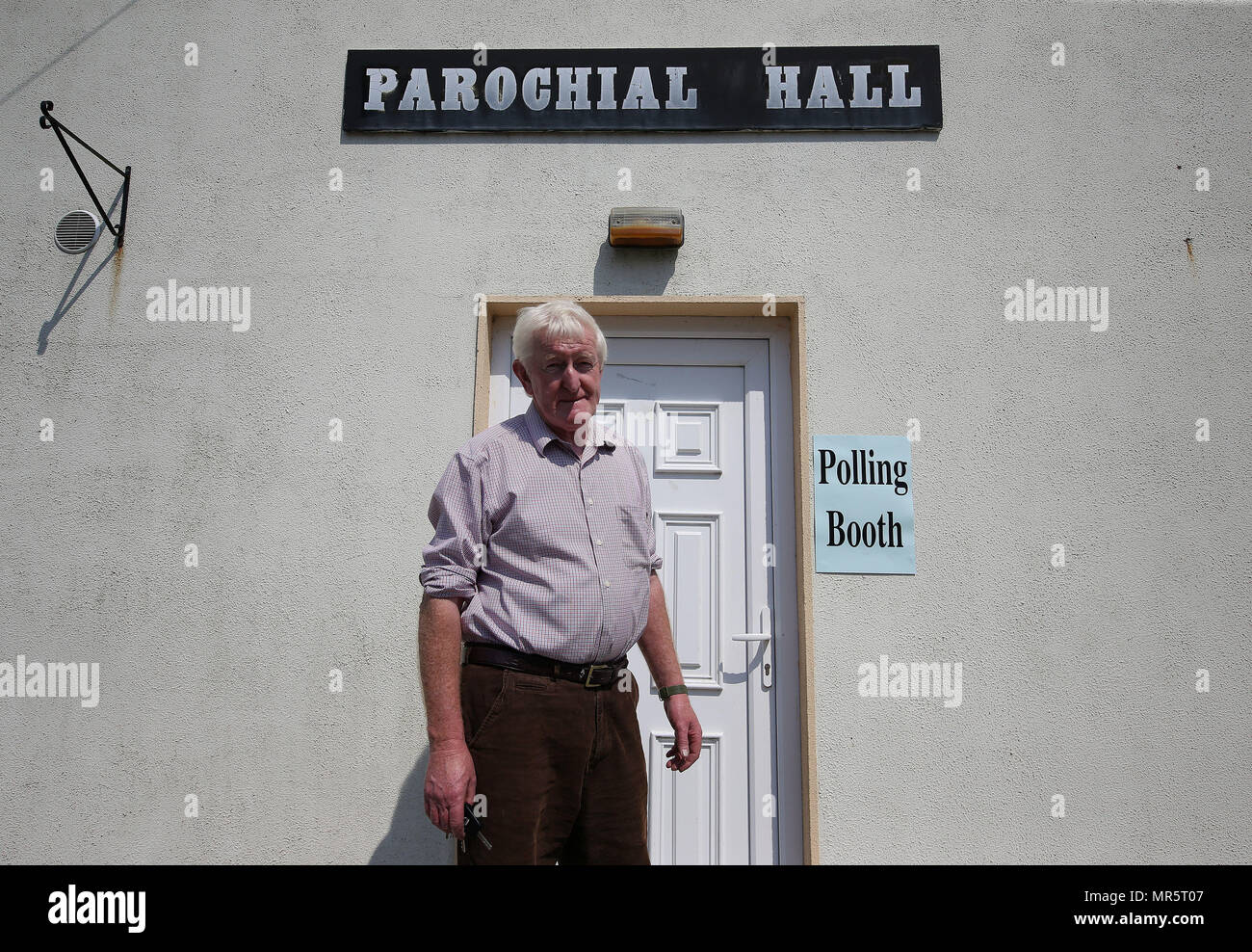 Malachy McGuire sul suo modo di gettare il suo voto al seggio in Ballinlough, Co. Roscommon, come il paese va alle urne di voto al referendum sull'Ottavo emendamento della Costituzione irlandese. Picture Data: venerdì 25 maggio, 2018. Vedere PA storia aborto irlandesi. Foto di credito dovrebbe leggere: Brian Lawless/PA FILO Foto Stock