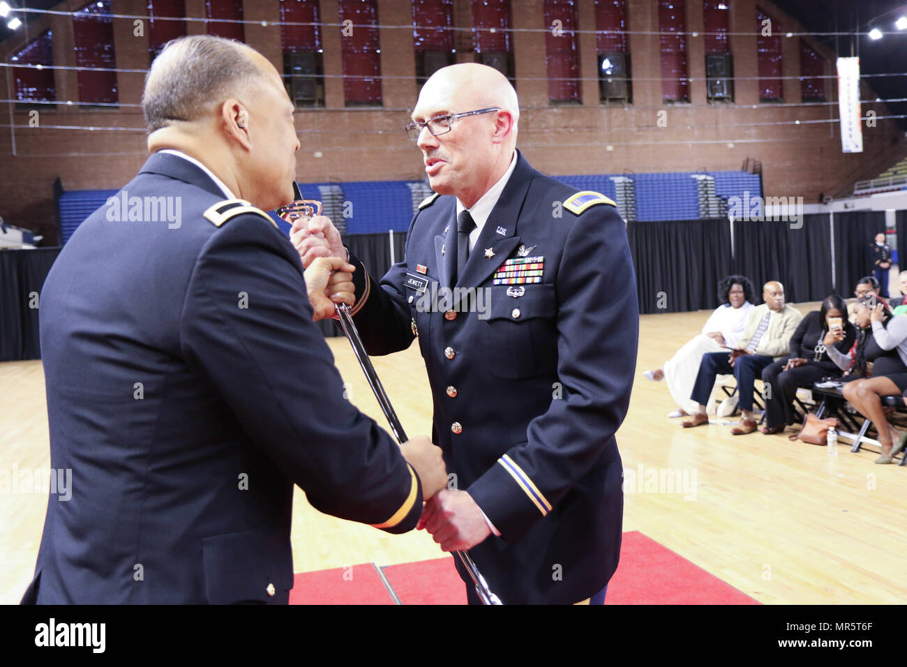 Il Mag. Gen. William Walker deliberando Comandante generale del Distretto di Columbia Guardia Nazionale passa la saber al Chief Warrant Officer 5 il comando Michael R. Jewett, appena nominato il comando Chief Warrant Officer, D.C. La Guardia nazionale, a significare la sua assunzione di responsabilità il 7 maggio 2017, Washington, D.C. Jewett detenuto in precedenza la posizione del settimo aviazione ufficiale di standardizzazione ed era il G-3 Senior mandato ufficiale con l'Esercito Nazionale Guardia a Guardia Nazionale Ufficio di presidenza. (U.S. Esercito nazionale Guard foto di Sgt. Jennifer Amo/rilasciato) Foto Stock