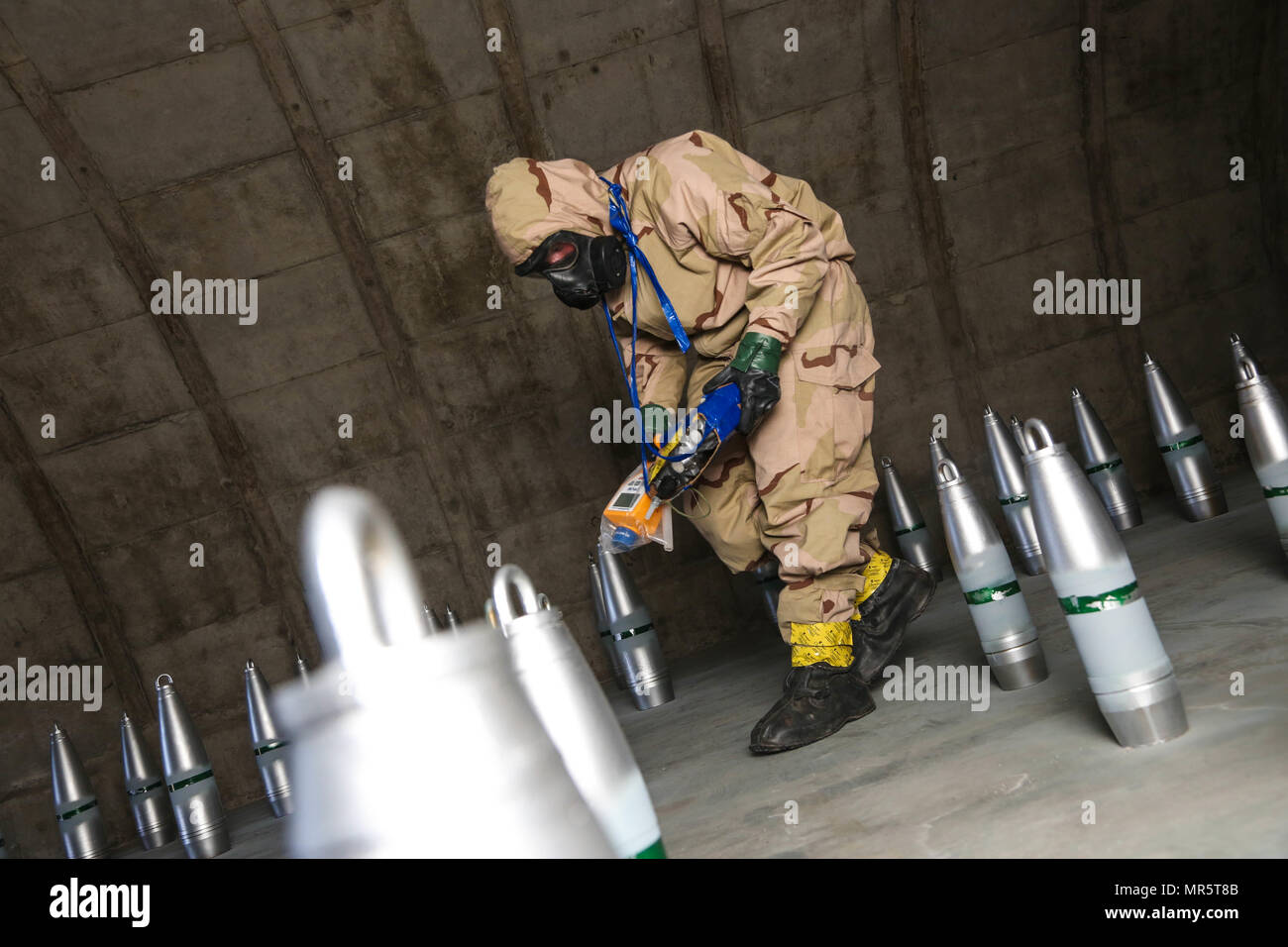 Un U.S. Soldato ricerche per le sostanze chimiche in un decreto riempito bunker durante il Dragon Fire esercizio, Umatilla, Ore., 6 maggio 2017. Dragon Fire è un esercizio di bilaterali tra la 48th chimici, biologici, radiologici e nucleari (CBRN) Brigata e il tedesco Bundswehr difesa CBRN comando. Esso serve anche come culmine evento di formazione e di esercizio di convalida per la ventiduesima Battlion CBRN. (U.S. Esercito foto di Spc. Michael Parnell) Foto Stock