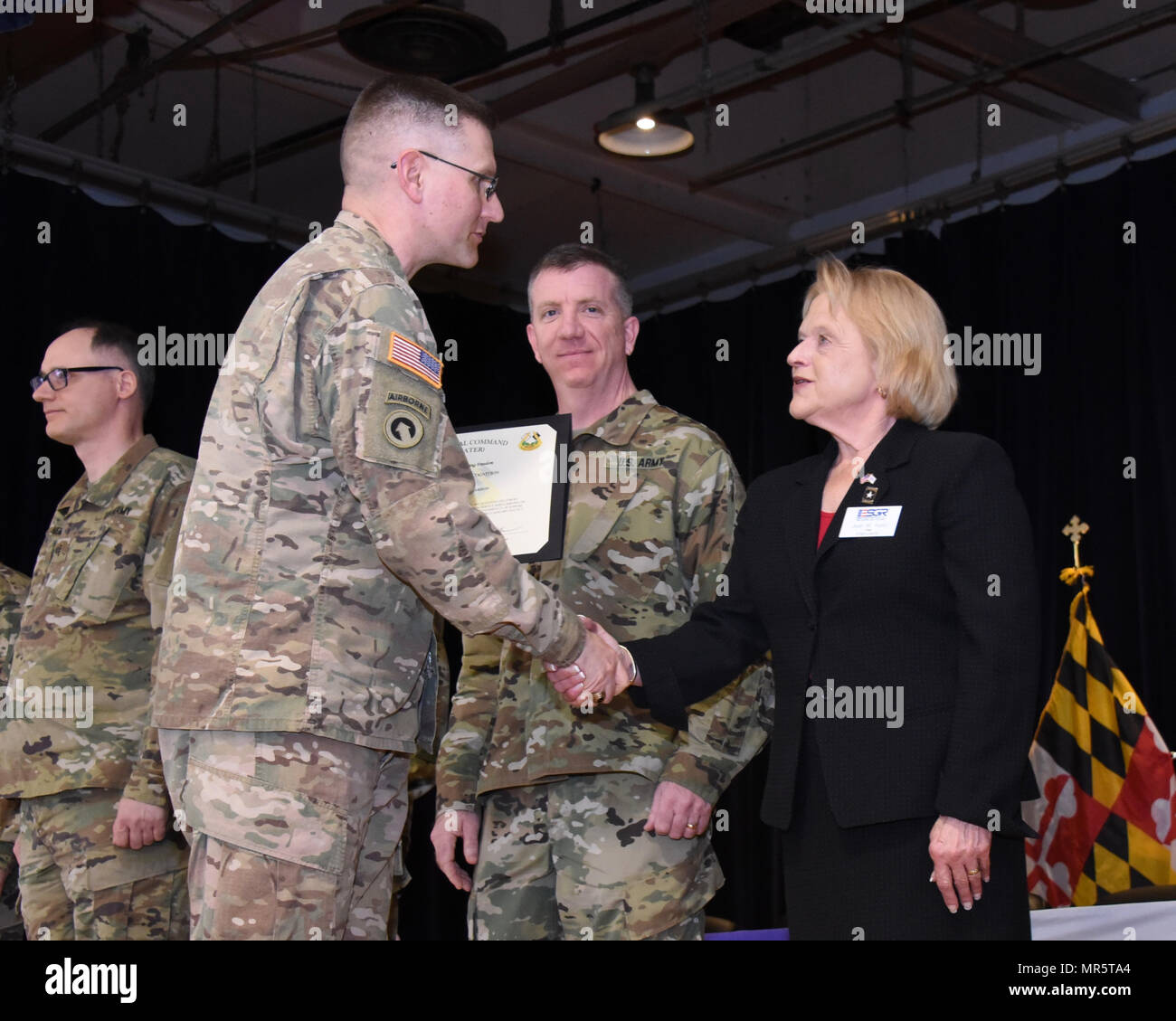 Stati Uniti Esercito Lt. Col. William Bardon (sinistra), comandante di distacco 21, riserva di esercito Cyber Operations Group (ARCOG), 335a comando di segnalazione (teatro), è congratulato da oratore ospite, U.S. Esercito Col. Jean M. Hulet (pensionati), stato sedia per il Maryland Comitato del datore di lavoro supporto di guardia e di riserva, durante un welcome home cerimonia per il distacco, 2 Aprile a Fort Meade, Maryland. Il distacco 21 è stata distribuita in Kuwait come parte degli Stati Uniti Esercito comando centrale, per condurre cyber missioni e formazione. (Foto di cortesia da Joe Andrucyk) Foto Stock