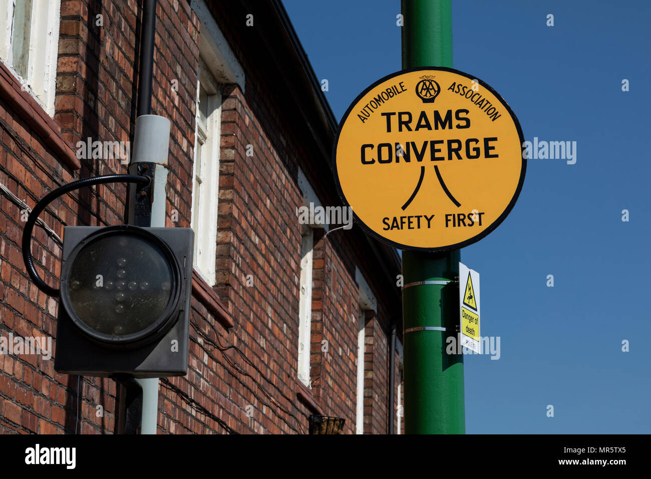 AA Tram convergono segno lungo con segnale luminoso per tram driver, Birkenhead, Wirral Foto Stock