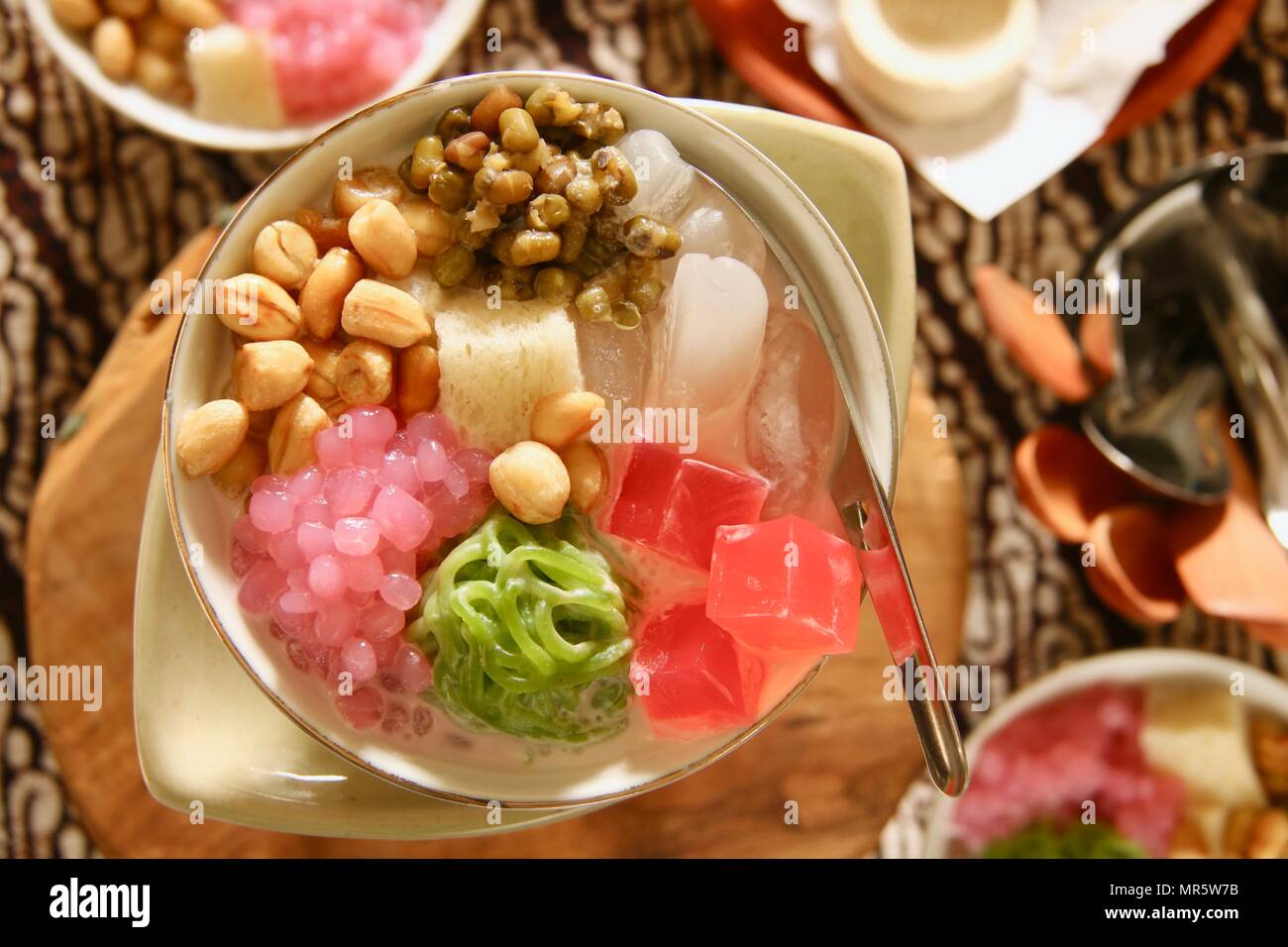 Wedang Angsle. Giavanese dessert a caldo di zenzero e Zuppa di cocco con vari condimenti. Foto Stock