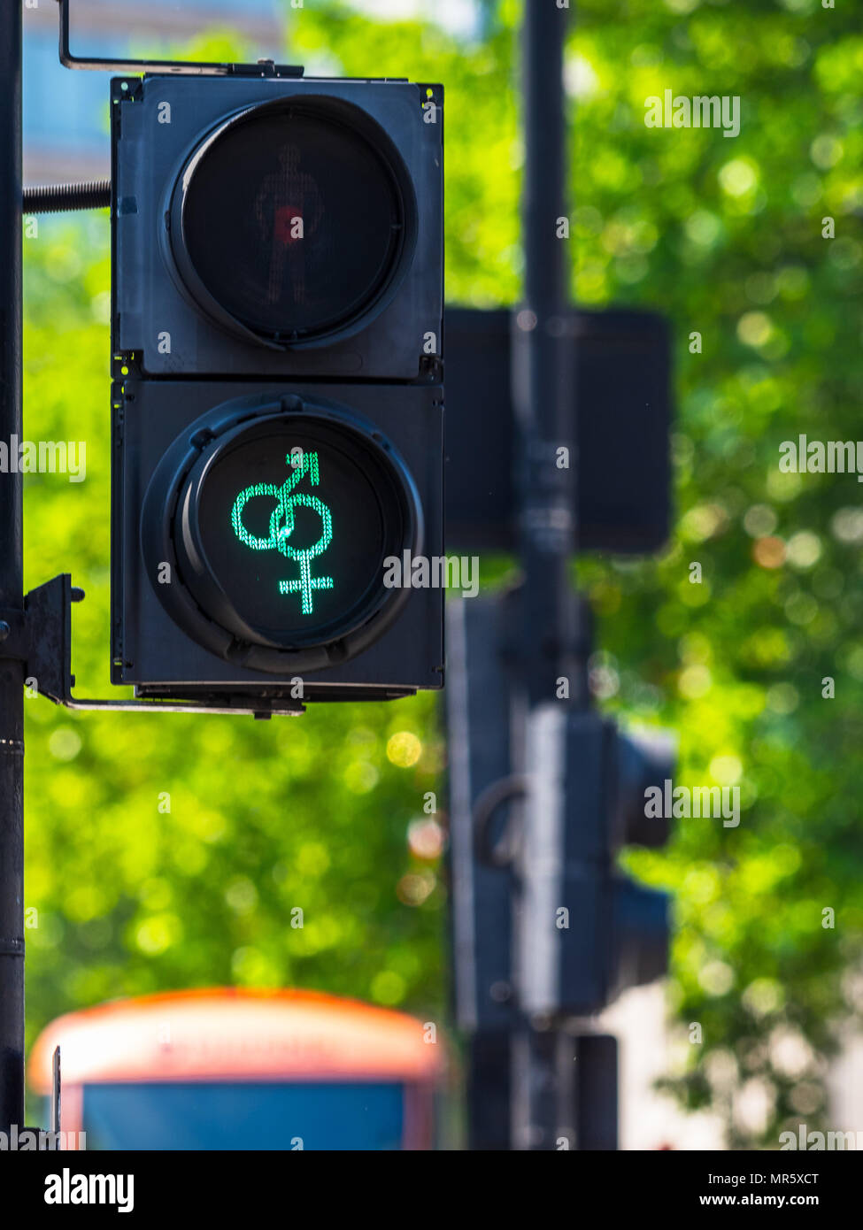 LGBT il semaforo a Trafalgar Square a Londra Regno Unito - installati come parte della London Pride festival Foto Stock