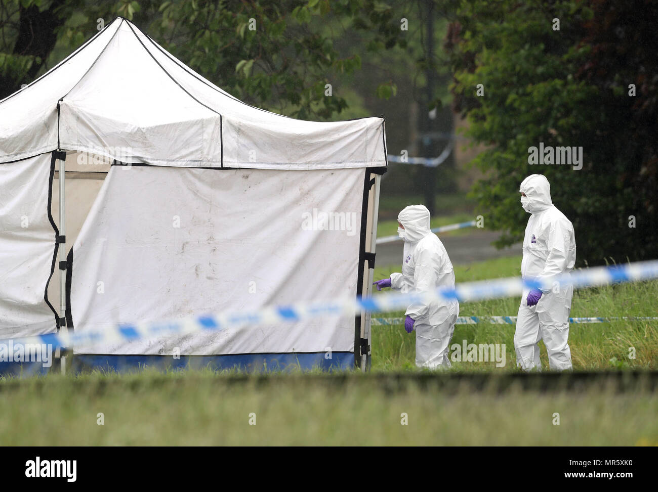 Forensic officer presso la scena in strada Lowedges in Sheffield South Yorkshire, dove un assassinio di inchiesta è stata avviata dopo che un ragazzo di 15 anni è morto giovedì a seguito di segnalazioni di pugnalare. Foto Stock