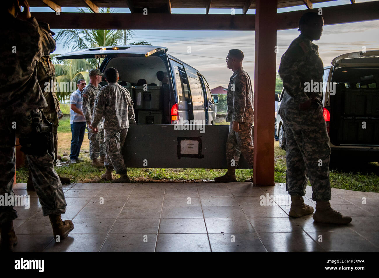 La Joint Task Force - Bravo Medical Element è un'unità dello United States Southern Command che opera dalla Soto Cano Air base, Honduras. Il 20 aprile 2017, i soldati piazzarono rifornimenti medici in furgoni prima del transito del convoglio in un luogo di esercitazione di preparazione medica nel villaggio di Cooperativa, Colón, Honduras. L'immagine di archivio documenta la logistica pre-movimento a sostegno dell'impegno medico regionale. Foto Stock