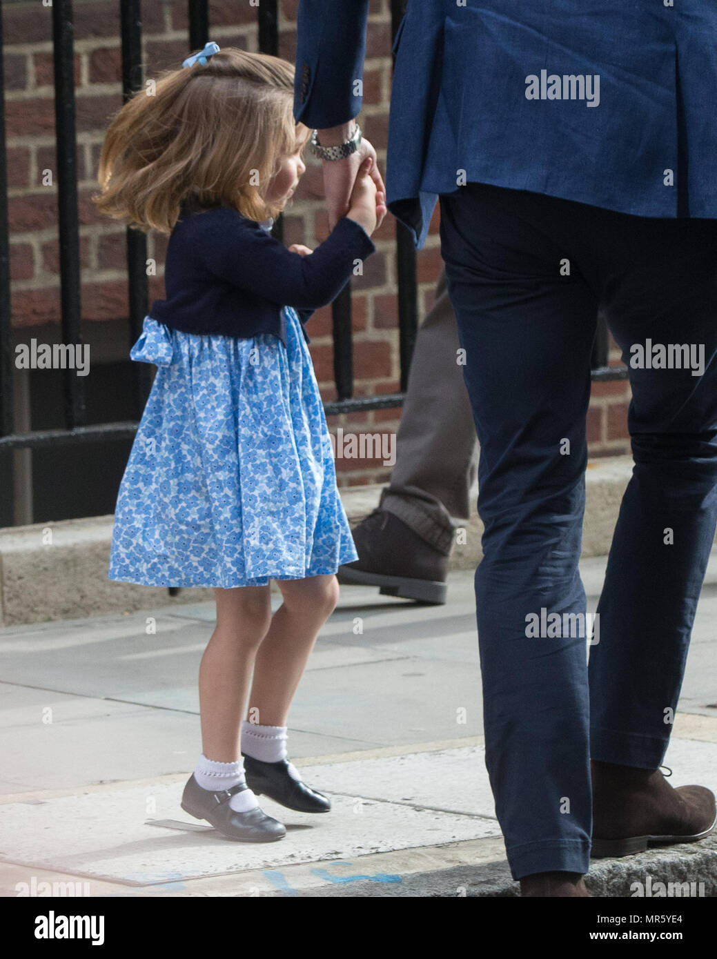 Il principe William Arriva con bambini Charlotte & George a St. Mary's Hospital, Paddington, dove la Duchessa di Cambridge ha dato i natali a un ragazzo, il suo terzo figlio ed il secondo figlio. Dotato di: S.A.R. il principe William, Princess Charlotte dove: London, England, Regno Unito quando: 23 Apr 2018 Credit: Wheatley/WENN Foto Stock