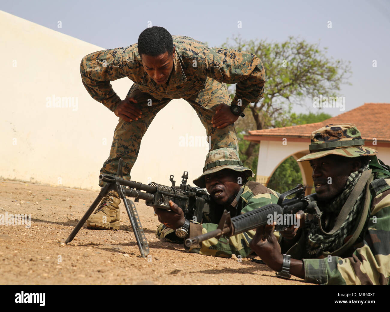 Lancia Cpl. Christian Hall, un rifleman con scopi speciali Air-Ground Marine Task Force - Risposta in caso di crisi - Africa, Relè comandi ai membri del Senegal di Compagnie Fusilier de Marin Commando durante quattro settimane di esercizio a Toubakouta, Senegal, 13 aprile 2017. Marines con SPMAGTF-CR-AF e il COFUMACO condotta a quattro alla settimana di formazione professionale esercizio che includeva il combattimento avanzate tecniche di cottura, una mitragliatrice gamma e un live-fire attacco di plotone di gamma. (U.S. Marine Corps foto di Sgt. Samuel Guerra/rilasciato) Foto Stock