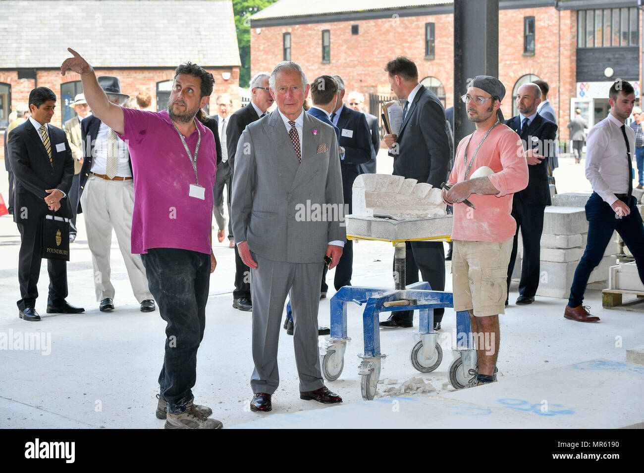 Il Principe di Galles incontra la pietra muratori Sebastian Brooke (sinistra) e Alex Evans (a destra) durante una visita a Weymouth College sul Medio Farm modo, Poundbury, Dorchester, per soddisfare muratura di pietra gli studenti e visualizzare il loro lavoro. Foto Stock