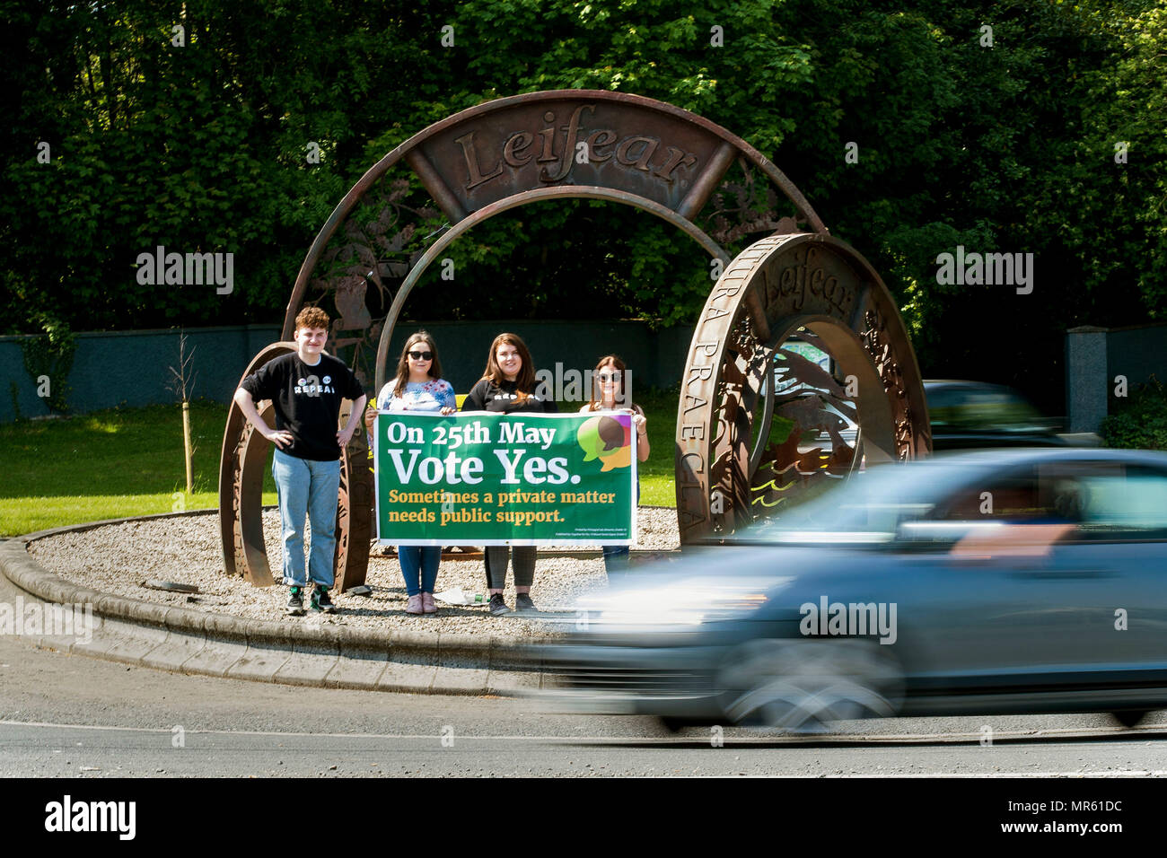 Gli attivisti per sì stand a tre spiccioli Lifford rotonda, come il paese va alle urne di voto al referendum sull'Ottavo emendamento della Costituzione irlandese. Foto Stock