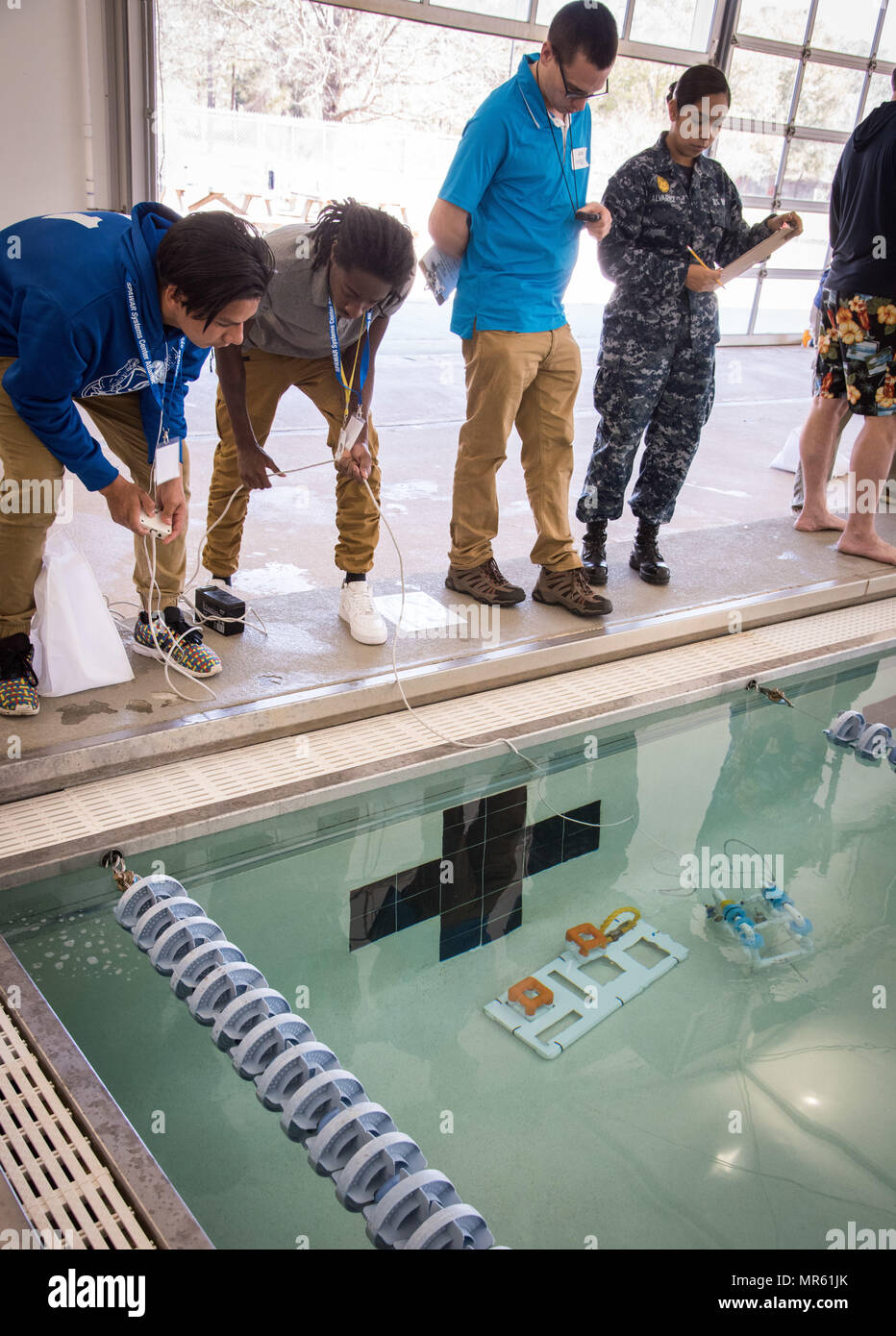 170309-N-GB257-001 Charleston S.C. (09 marzo 2017) gli studenti dal North Charleston High School di competere nel 2017 SeaPerch Charleston sfida come lo spazio e la guerra navale Systems Center (CSD) Atlantico dipendente Sean Rodammer giudici del concorso. SeaPerch è un programma di robotica che equipaggia gli insegnanti e gli studenti con le risorse di cui hanno bisogno per costruire un sottomarino di veicolo azionato in modo remoto (ROV). Durante la competizione, studenti navigare un percorso ad ostacoli per completare sfide specifiche. Ogni team presenta anche la loro comprensione dei principi di ingegneria e i concetti di progettazione attraverso un Engin Foto Stock